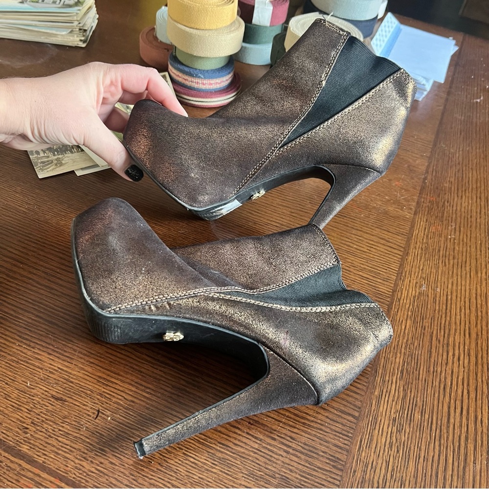 ROCK & REPUBLIC Georgine Bronze Platform Heels 5” Sparkle size 7.5 - Picture 6 of 7